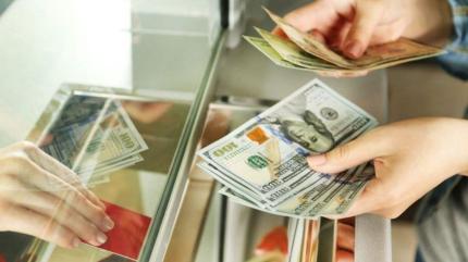 Banii trimiși acasă de către moldovenii care muncesc peste hotare au un impact major pentru economia țării, ANALIZĂ