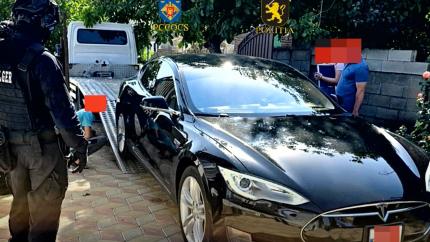 Подробности обысков «Фулгер»: карты «МИР» и автомобиль Tesla изъяты в рамках дела о подкупе избирателей и незаконном финансировании партий