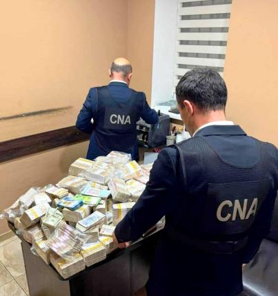 Peste 20 de milioane de lei ridicate de CNA la percheziții în Chișinău într-un dosar de finanțare ilegală a unor formațiuni politice