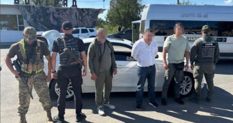 Fals procuror prins la granița cu Moldova. Organiza treceri ilegale pentru bărbați de vârstă militară
