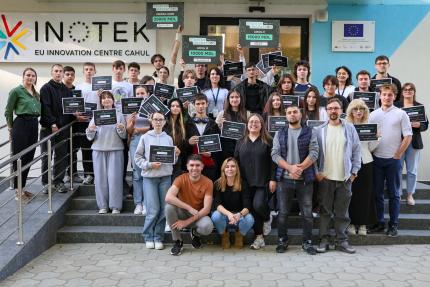 Chatboți pentru afaceri, aplicații pentru sănătatea mintală și soluții agricole: ce au creat tinerii la Startup Hackathon, Inotek 