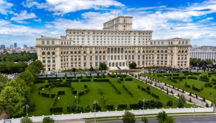 O femeie din Republica Moldova prinsă la intrarea în Parlament României cu șase cuțite