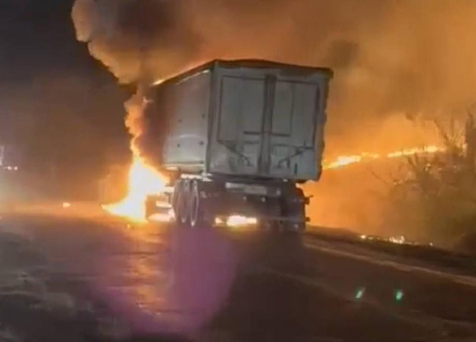Camion cu 24 de tone de floarea-soarelui, mistuit de flăcări pe traseul Cahul–Taraclia