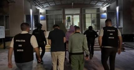Opt persoane reținute pentru escrocherii online de amploare /VIDEO