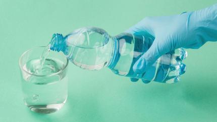 Plasticul, sticla, metalul din contact cu apa potabilă – vor fi verificate sanitar