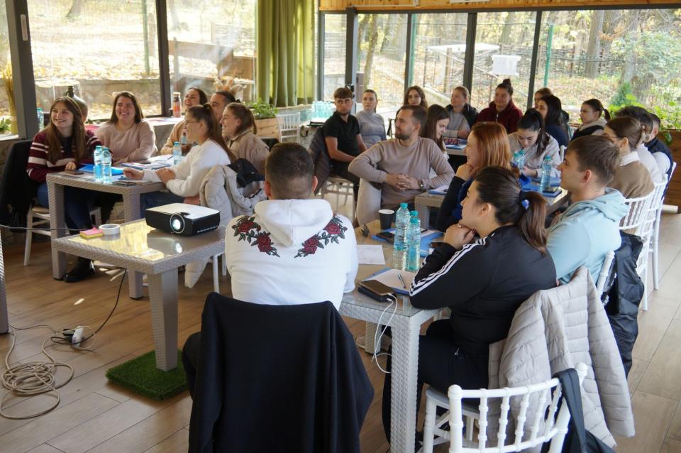 Tinerii profesori participă la o tabără de formare pentru îmbunătățirea calității educației