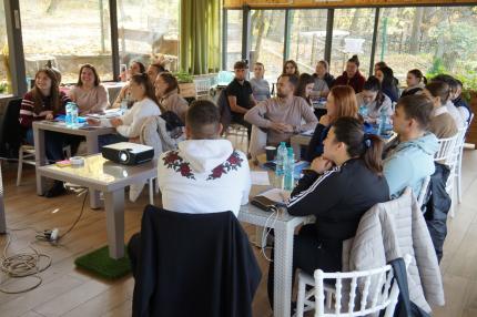 Tinerii profesori participă la o tabără de formare pentru îmbunătățirea calității educației