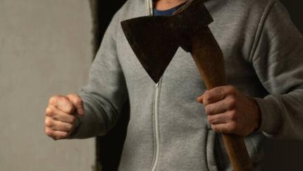 Condamnat la 10 ani de închisoare după ce și-a atacat prietenul cu un topor, în urma unei beții