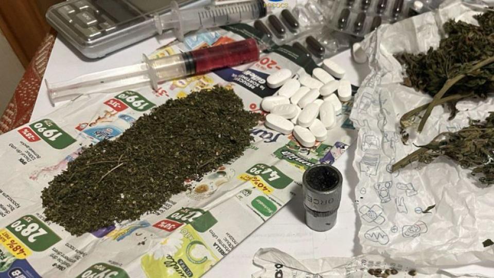 Doi bărbați reținuți în sudul țării pentru trafic de droguri – peste un kilogram de marijuana, descoperit în urma perchezițiilor