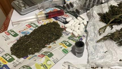 Doi bărbați reținuți în sudul țării pentru trafic de droguri – peste un kilogram de marijuana, descoperit în urma perchezițiilor