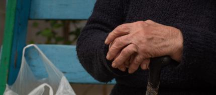 „Am rămas singură, dar nu uitată” – povestea unei femei din Roșu de 95 de ani, susținută de Cantina Socială Diaconia