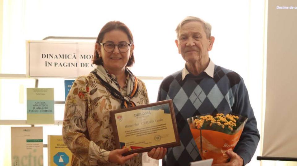 Profesorul Vasile Curjos a prezentat volumul „Repere metodice la Chimie pentru elevii claselor VII–IX”