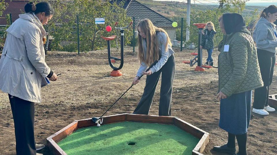 „Ziua Minigolfului” – tinerii și vârstnicii din Andrușul de Sus s-au reunit pentru mișcare și socializare 