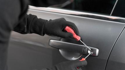 Poliția Cahul avertizează locuitorii: crește riscul de furturi de piese auto, inclusiv baterii pentru automobile hibride