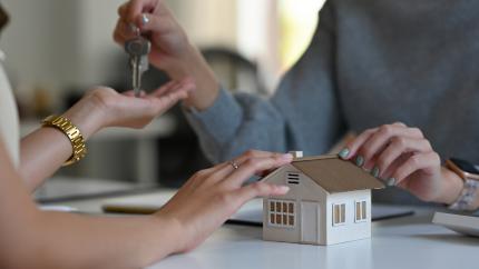 Tranzacțiile imobiliare din Republica Moldova ating un minim istoric, în timp ce creditele ipotecare cresc la un nivel record