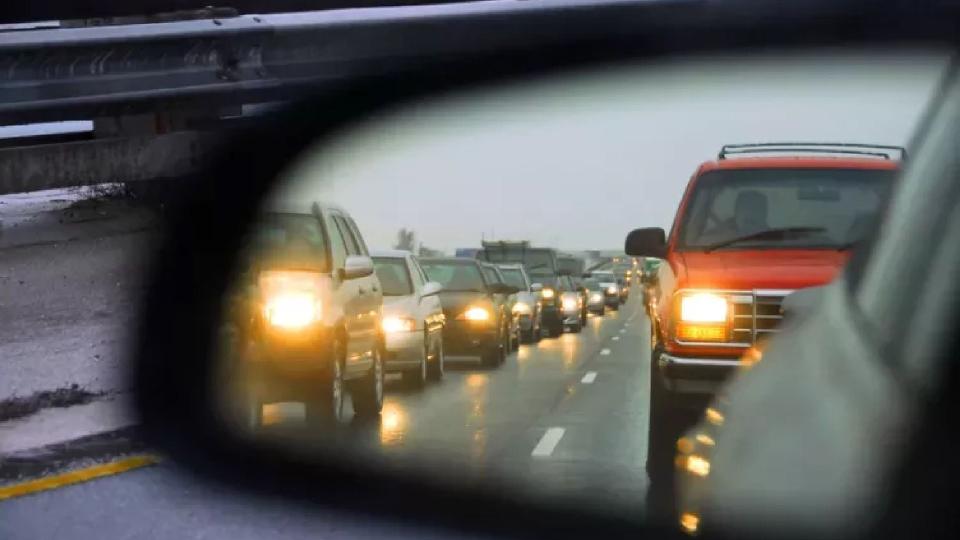  Începând cu 1 noiembrie șoferii sunt obligați să circule cu farurile aprinse pe timp de zi