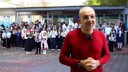 Cezar Paul-Bădescu, invitat la Cahul de două eleve de gimnaziu /VIDEO
