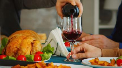 Cum să asociezi vinurile cu mâncarea: ghid pentru mese savuroase