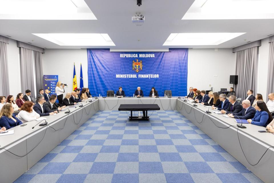 Noii miniștri din Guvern au fost prezentați echipelor de la ministere 