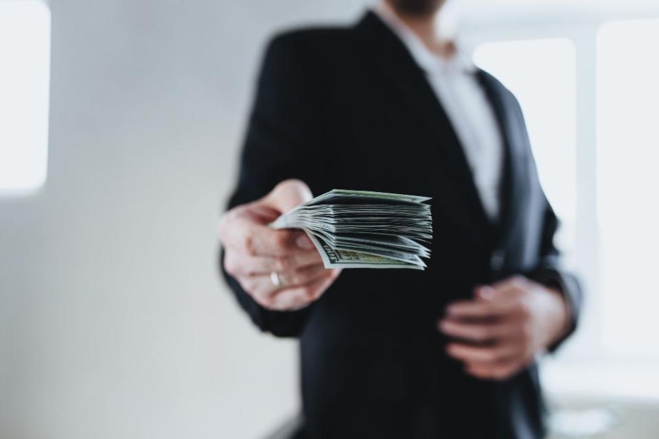 Sindicatele propun ca salariul minim în sectorul real să fie 8050 lei