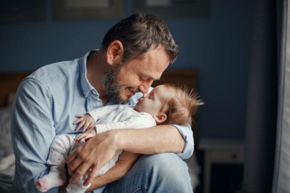 Guvernul dublează zilele de concediu paternal pentru fiecare copil și sprijină familiile cu gemeni sau adopții