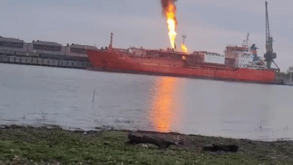 Explozie iminentă pe Dunăre:un petrolier cu GPL în flăcări forțează evacuarea satului Plauru