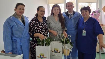 Doi băieței născuți de Hramul municipiului Cahul, felicitați de primarul Nicolae Dandiș