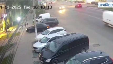 Tragedie la Comrat: Un copil de trei ani, spulberat pe trotuar de o mașină condusă de o șoferiță | VIDEO cu impact emoțional