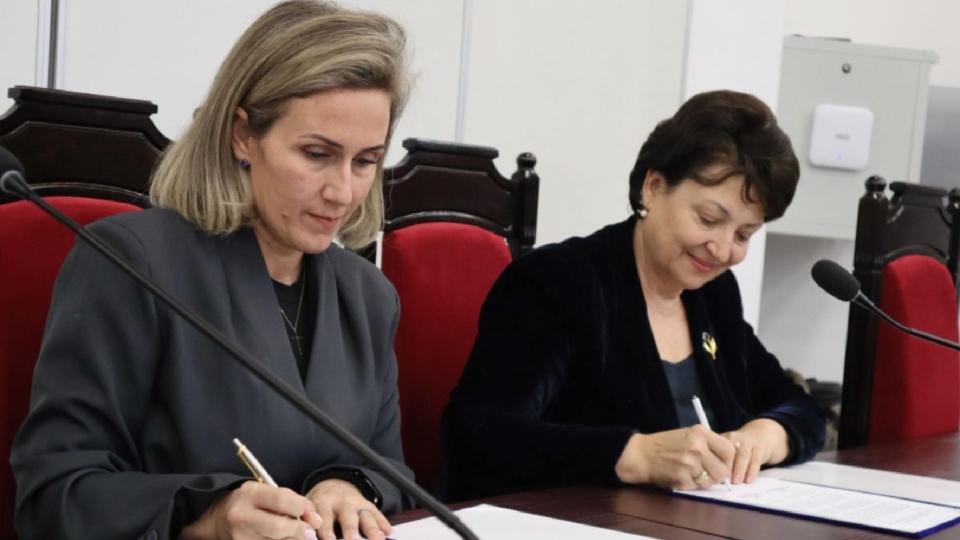 România donează tehnică performantă pentru 40 de școli din Moldova