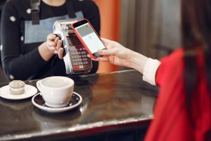 Moldovenii plătesc tot mai des cu cardul: achitările ar putea depăși 100 miliarde lei anual