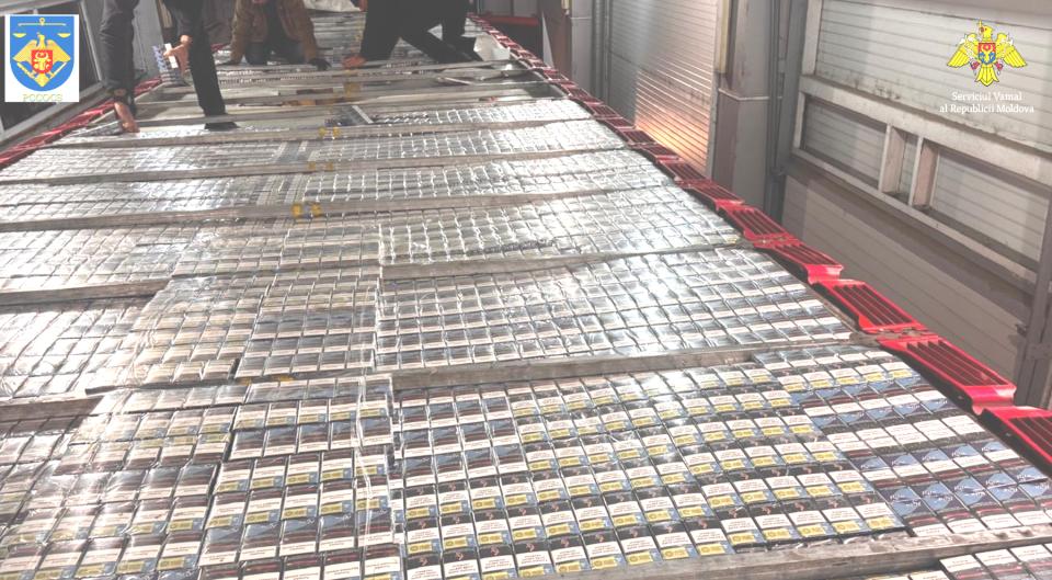 Cazul celor aproape 1.000.000 țigări de contrabandă, ascunse în tavanul remorcii unui camion: organizatorul schemei, șoferul camionului și soția acestuia – trimiși în judecată