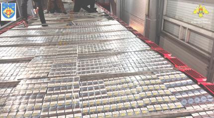 Cazul celor aproape 1.000.000 țigări de contrabandă, ascunse în tavanul remorcii unui camion: organizatorul schemei, șoferul camionului și soția acestuia – trimiși în judecată