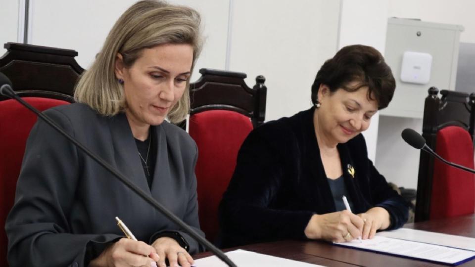 Румыния передаёт современную технику для 40 школ Молдовы