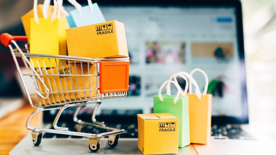 Moldovenii cheltuiesc mai mult în magazinele online din străinătate decât în țară