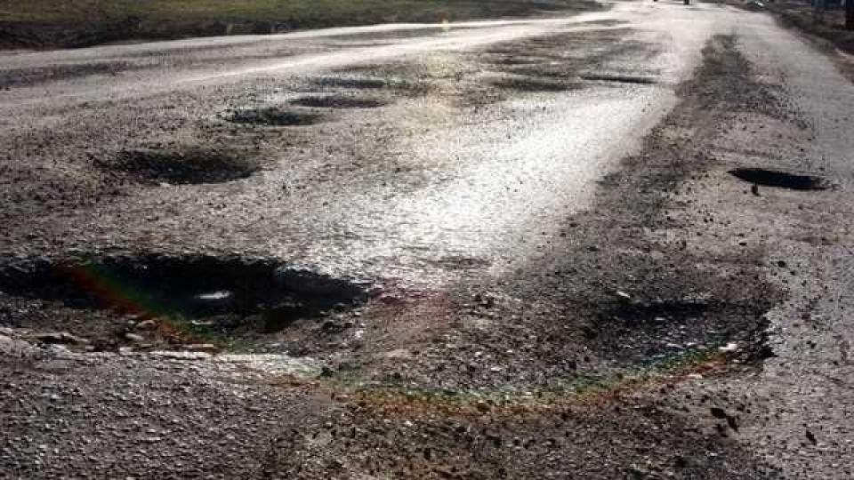 Raport UE: Peste jumătate dintre drumurile Moldovei sunt în stare proastă