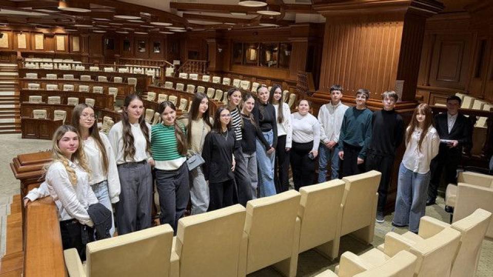 Parlamentul invită liceele să se înscrie la programul educațional „LEGE pentru TINE(ri)”