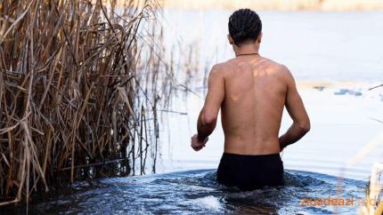 Mergi la scăldatul de Bobotează? Iată ce trebuie să ai cu tine și ce spun salvatorii