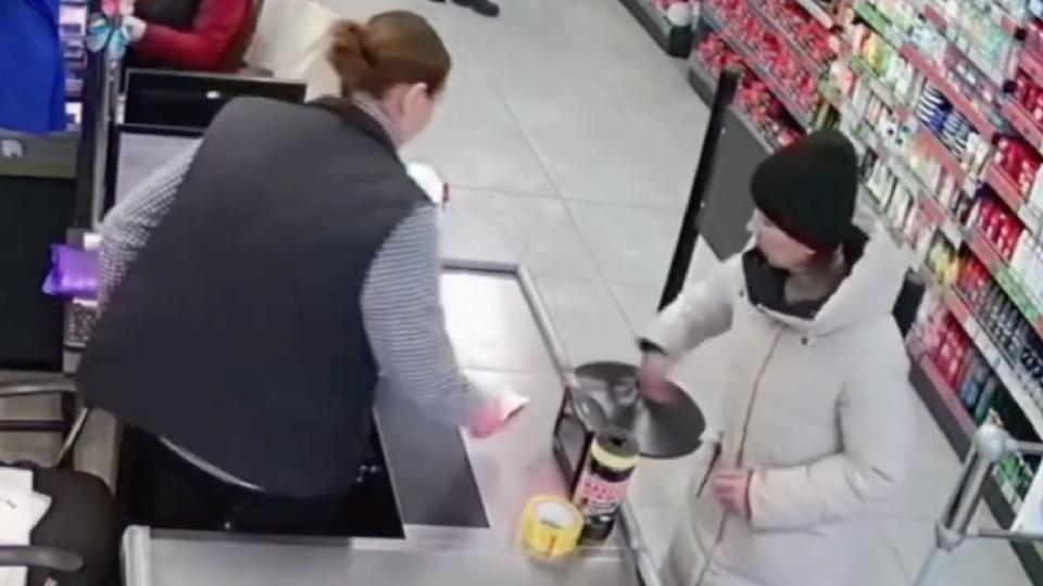 Poliția din Cahul solicită sprijinul populației pentru identificarea unei femei, bănuită de însușirea unui portmoneu