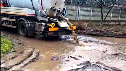 O avarie la rețeaua de apă „a inundat” o stradă din Cahul