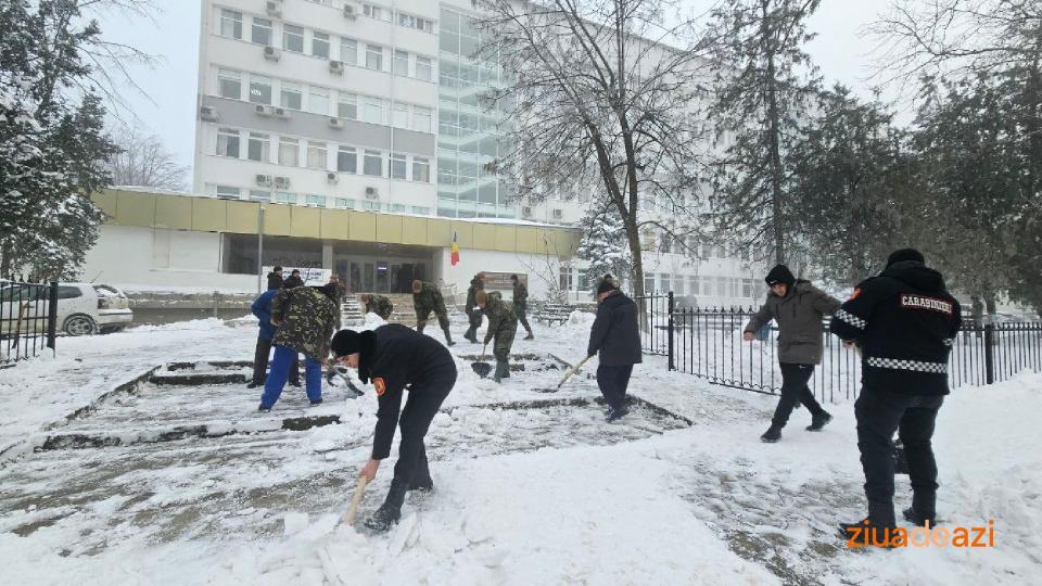 Intervenție la primele ore ale dimineții: Carabinierii și militarii au deszăpezit instituțiile medicale din Cahul