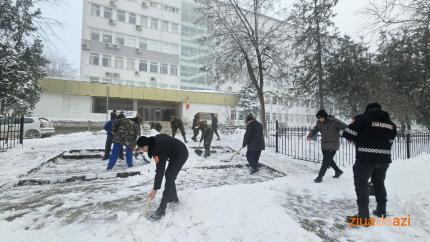 Intervenție la primele ore ale dimineții: Carabinierii și militarii au deszăpezit instituțiile medicale din Cahul