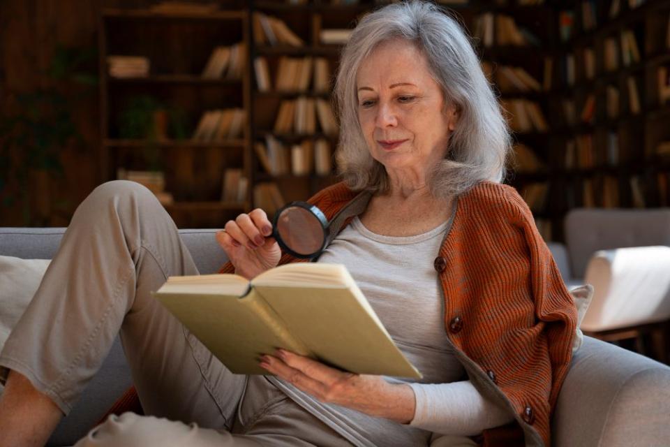 Studiu: Cititul și scrisul pot reduce riscul de demență cu aproape 40%