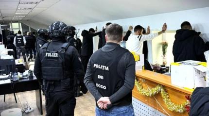 Polițiștii au reținut 15 persoane bănuite de escrocherii spălarea banilor printr-un „centru de apel,” cu un rulaj lunar de aproximativ $2.000.000