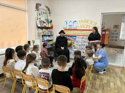 Copiii de la Grădinița „Prichindel” din Cahul, în lumea poveștilor alături de părintele Andrei Apetrei