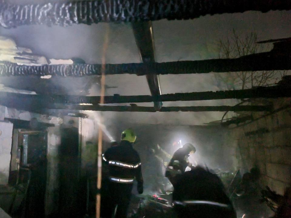 Casă de locuit salvată de pompieri la Cantemir. Cinci persoane, inclusiv patru copii, evacuate din calea flăcărilor