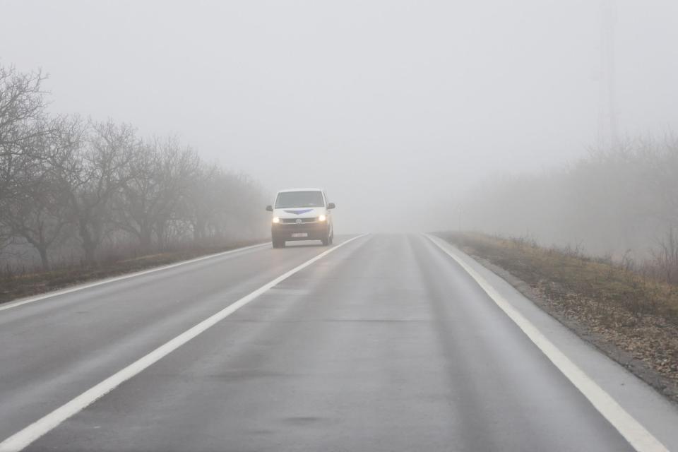 Ceață și polei pe unele drumuri naționale. Drumarii au intervenit pe timp de noapte în mai multe raioane, inclusiv la Cahul