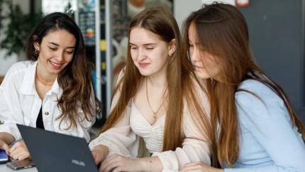 „Învață în Moldova” revine: vizite în universități și târguri educaționale pentru absolvenții claselor a XII-a