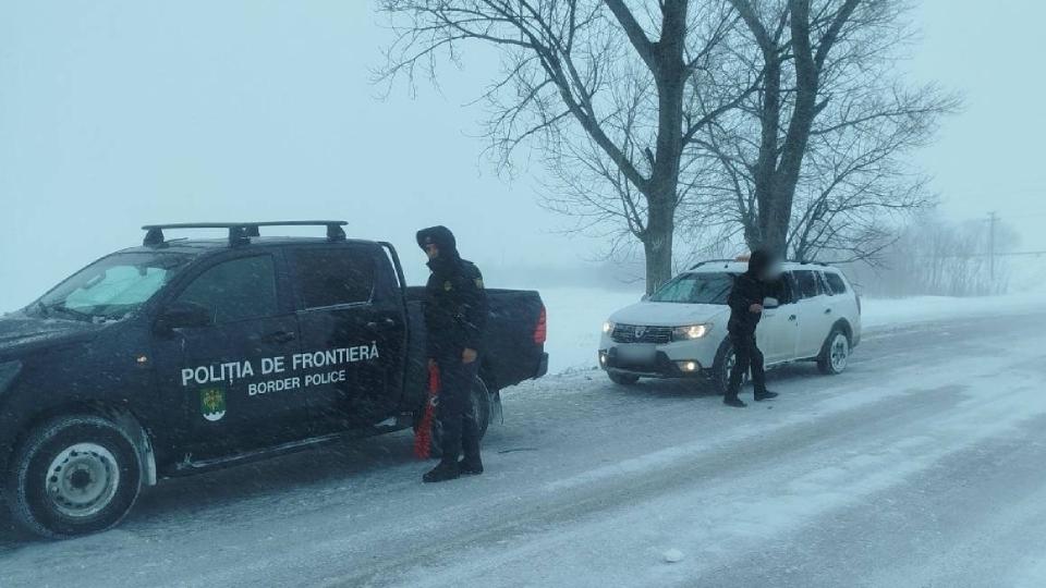 Polițiștii de frontieră intervin și ei pentru sprijinirea șoferilor blocați în trafic