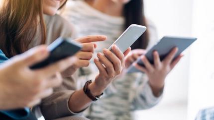 MEC analizează interzicerea rețelelor sociale pentru copiii. Decizia, până la sfârșit de an