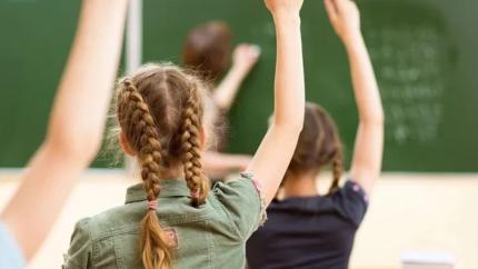 Note reintroduse în clasa a IV-a și sprijin extins pentru elevi: modificări la Codul Educației